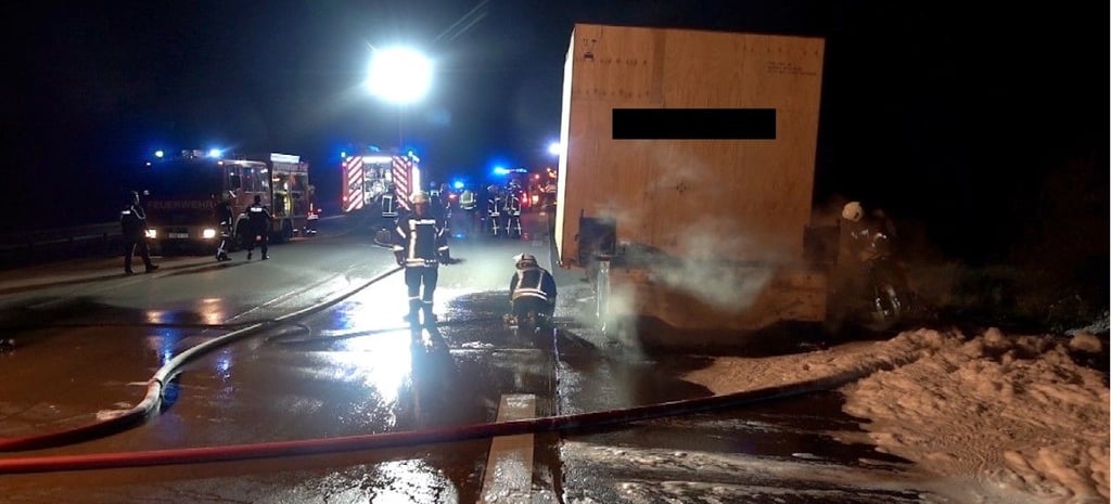 Auf der A2 brannte in der vergangenen Nacht ein Lkw.