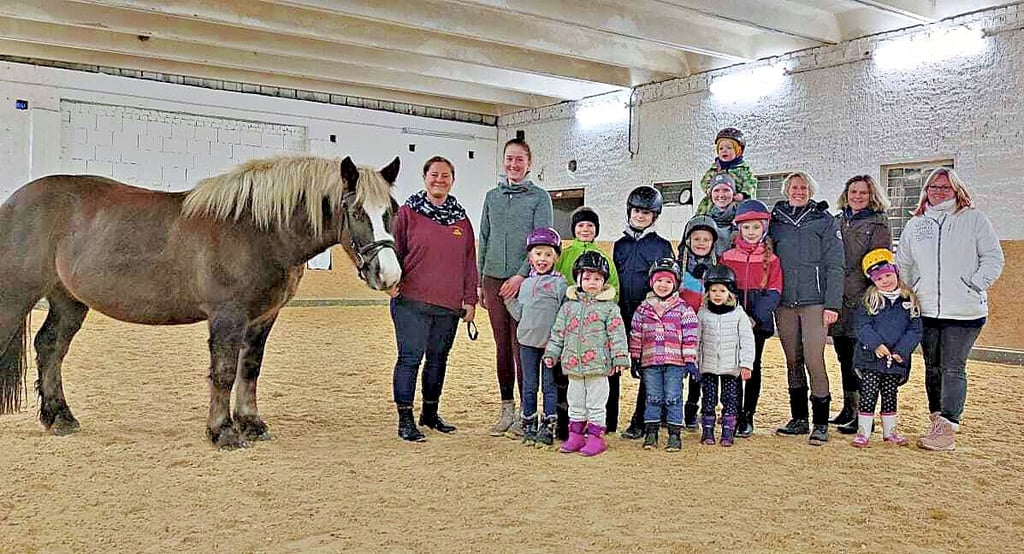 Schulpferd Max mit seinen beiden „Lehrerinnen“ und den jüngsten Mitgliedern des Reit- und Fahrvereins „Am Schäferberg“.