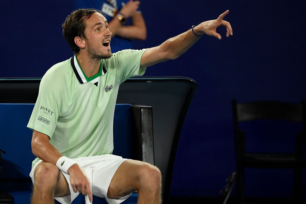 Daniil Medwedew diskutiert mit dem Stuhlschiedsrichter Jaume Campistol.