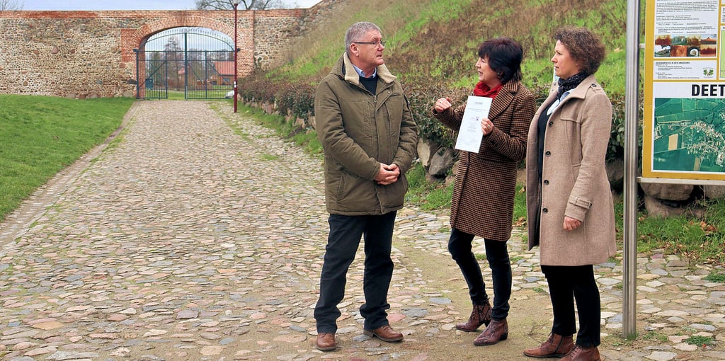 Viola Tiepelmann (Mitte) und Daniela Jännsch überreichten das offizielle Zertifikat an Vereinschef Horst Köhler.