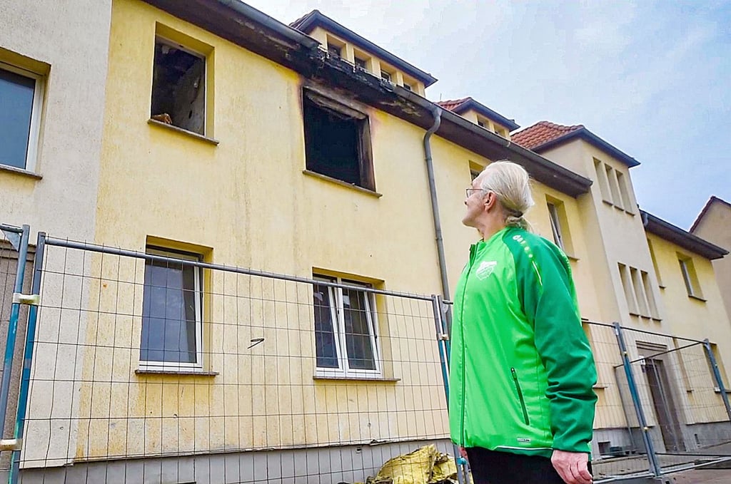 Peter Bößler steht vor dem Mehrfamilienhaus in Frankleben, in dem es gebrannt hat und das nun unbewohnbar ist.