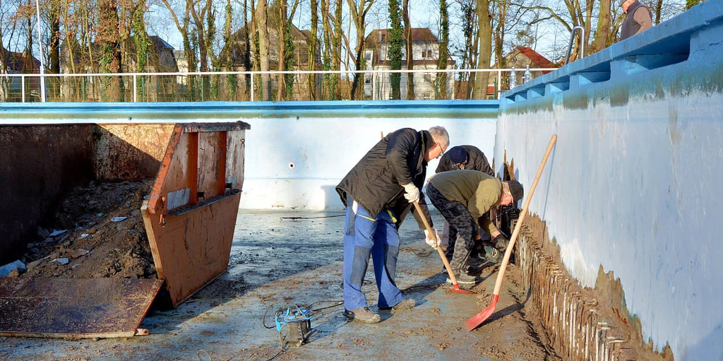 Die sogenannte Seniorenbrigade des Waldbadfördervereins Seehausen stemmt in diesen Tagen weiter die sogenannte Rettungs- und Ruhekante im großen Schwimmbecken ab. Der bröckelnde Beton ist dabei immer wieder für Überraschungen gut.