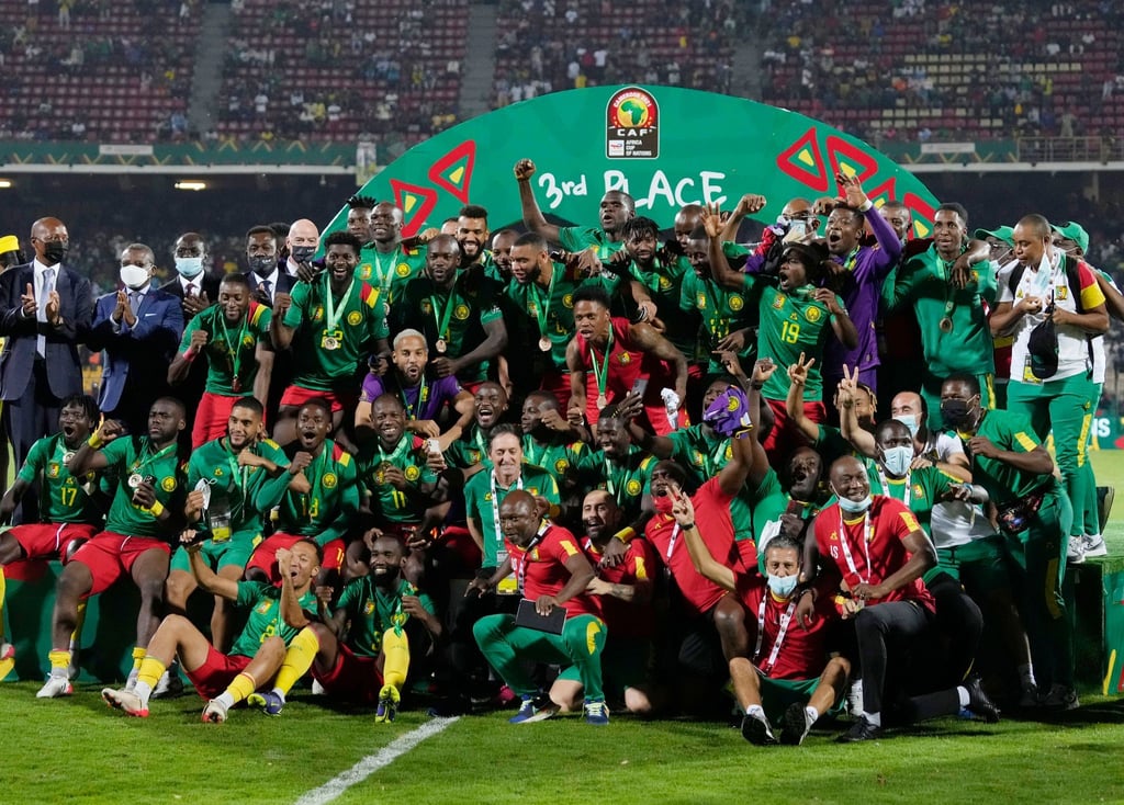 Kameruns Spieler feiern nach dem Sieg im kleinen Finale gegen Burkina Faso.