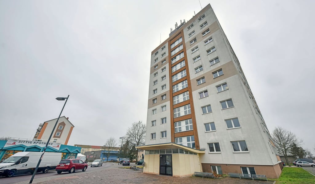 Das Hochhaus der Neubi in der Straße der Freiheit in Sandersdorf erhält einen neuen Anstrich. Auch die Vorhalle wird ersetzt.