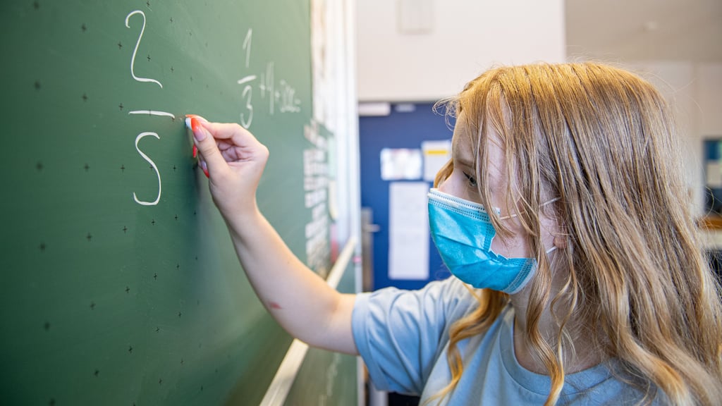 Schüler an einer Tafel: Wenn es die Infektionslage erlaubt, soll am 28. Februar die Maskenpflicht im Unterricht entfallen.