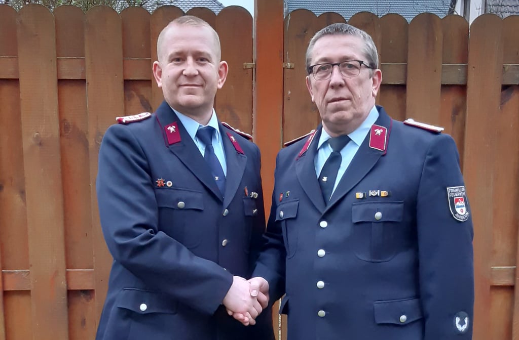 Marcel Hohmuth (links) hat von Vater Lutz die Wehrleitung der Freiwilligen Feuerwehr Angern übernommen.