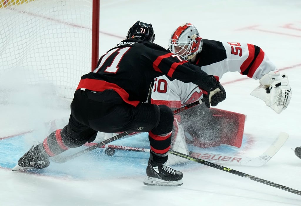 Goalie Nico Daws (r) von den New Jersey Devils pariert gegen den Center der Ottawa Senators, Chris Tierney.