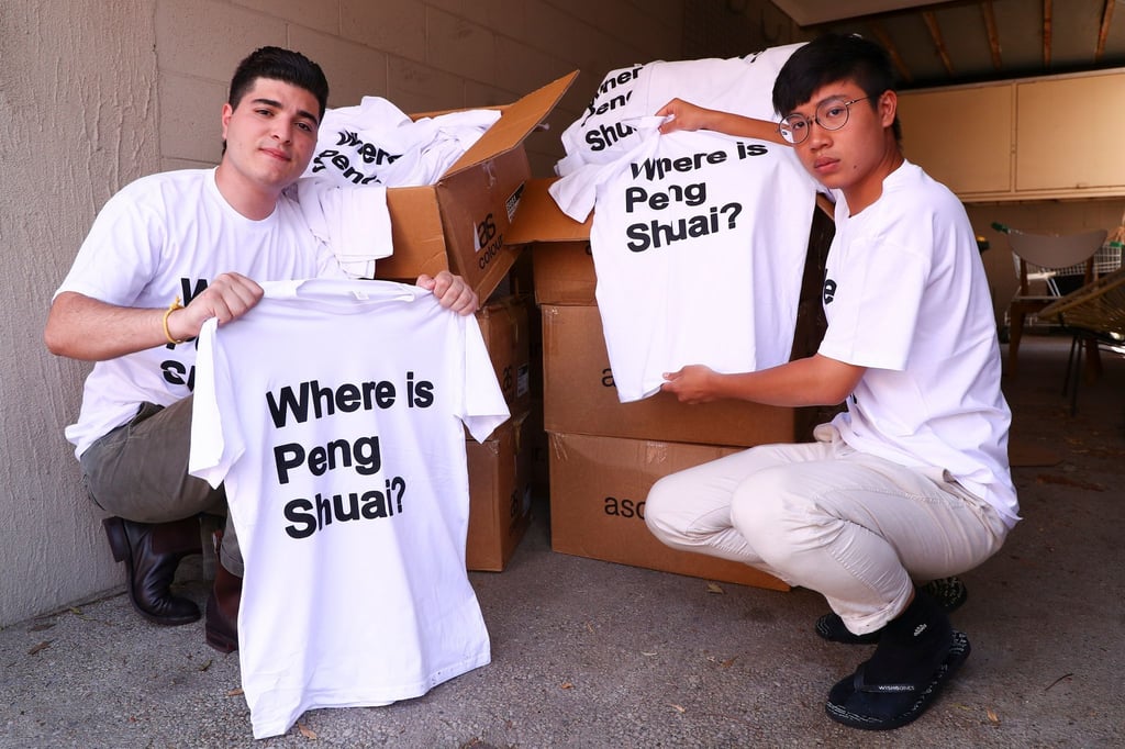 Aktivisten zeigen einige der 1.000 T-Shirts, die sie vor dem Damen Einzel-Finale bei den Australian Open an die Zuschauer verteilten.