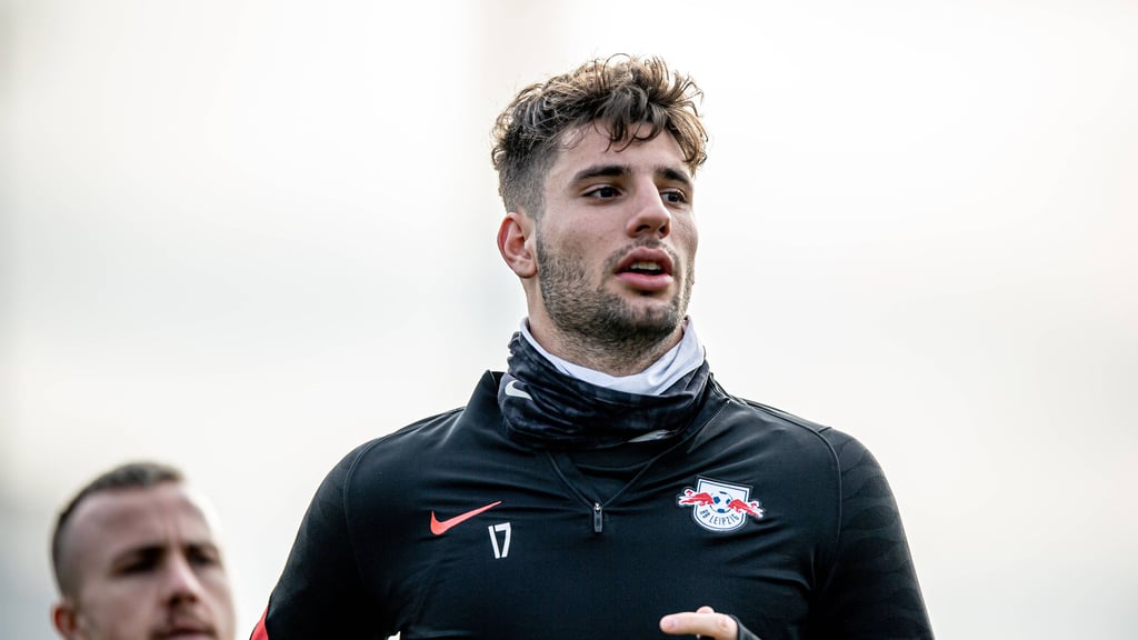 „Auch wenn du mal nicht in der Startelf bist, bist du immer spielbereit”, fordert Trainer Domenico Tedesco von Dominik Szoboszlai & Co.