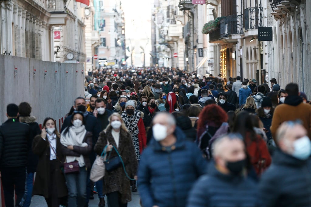 Menschenmenge in Rom in einer Einkaufstraße: Ab Freitag müssen die Menschen in weiten Teilen des Landes draußen keine Masken mehr tragen, wenn sie den Mindestabstand einhalten können.