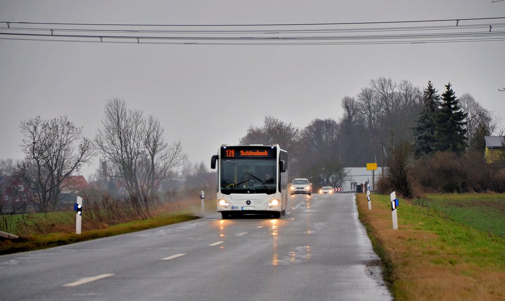 Die gutbefahrene Chausseestraße von Eggersdorf nach Großmühlingen. Hier wird seit langem ein straßenbegleitender Fahrradweg gefordert.
