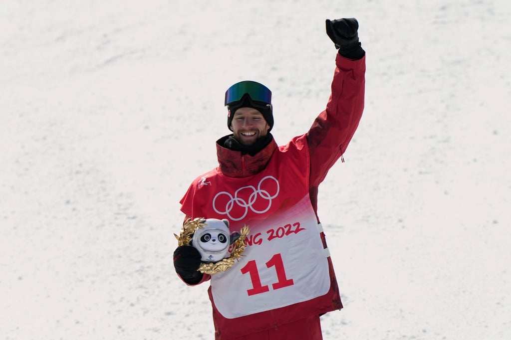 Goldmedaillengewinner Max Parrot zeigt seine Medaille.
