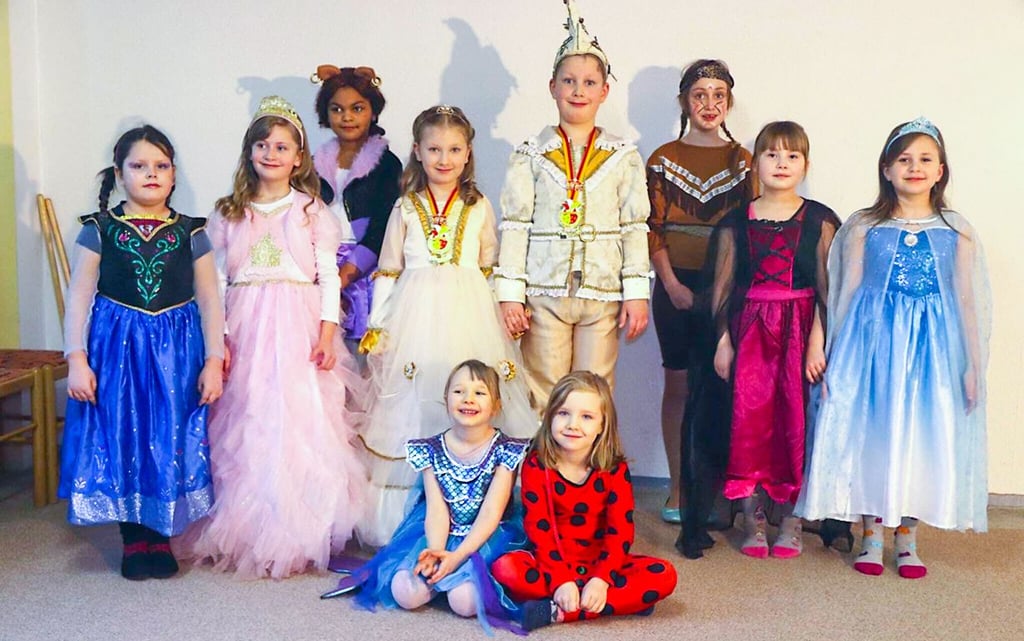 Gelb-Rot - drehte den Kinderfasching 2022 digital im Frauenzentrum.