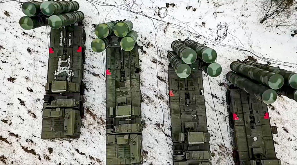 Das vom Pressedienst des russischen Verteidigungsministeriums zur Verfügung gestellte Foto zeigt Einheiten des Luftabwehrsystems S-400 während der militärischen Übungen „Union Courage-2022“ in der Region Brest in Belarus.