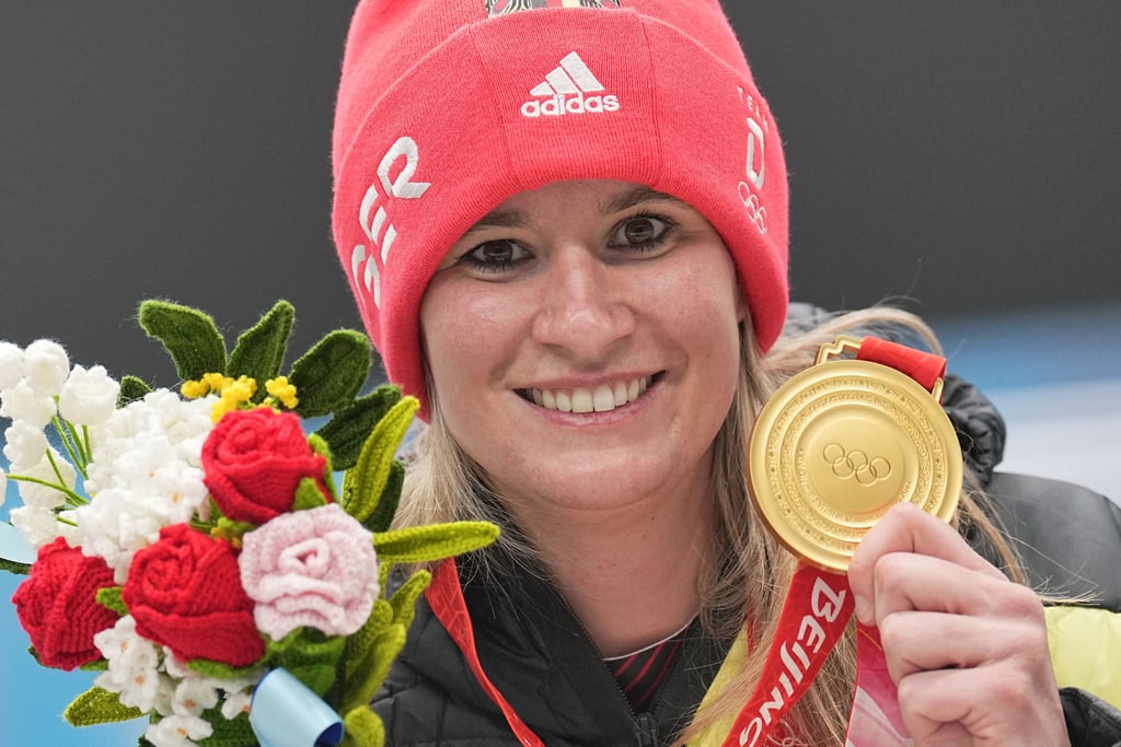 Olympiasiegerin Natalie Geisenberger aus Deutschland feiert mit ihrer Goldmedaille.