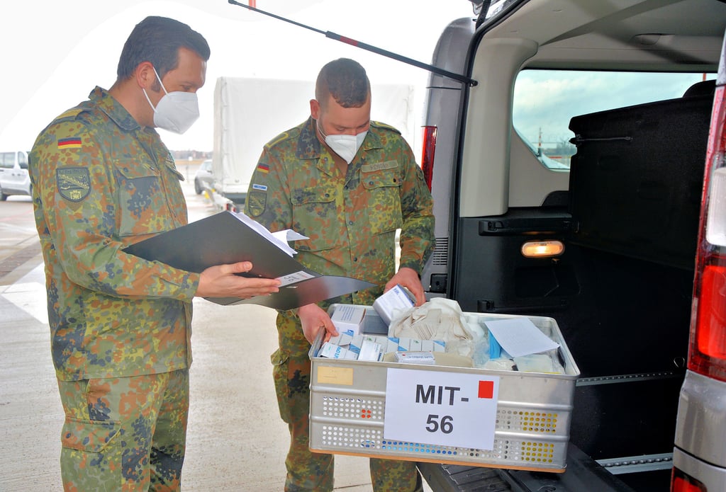 Kapitänleutnant Jens Albrecht (l.) und Obermaat Christian Menger vom Logistikbataillon 171 der Clausewitz-Kaserne Burg beim Impfzentrum Berlin. Dort haben sie Ende vergangenen Jahres mehrere Monate mit geholfen und die mobilen Impfteams unterstützt, denn auch das gehört zu den Aufgaben des Logistikregiments.