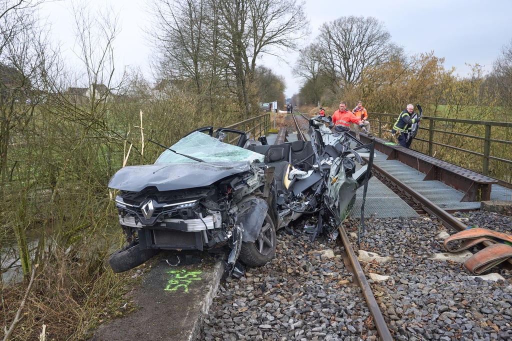 Ein zerstörtes Auto steht nach der Kollision mit einem Zug auf den Gleisen der Bahnstrecke in Dierdorf. Die Fahrerin des Autos überlebte nicht.