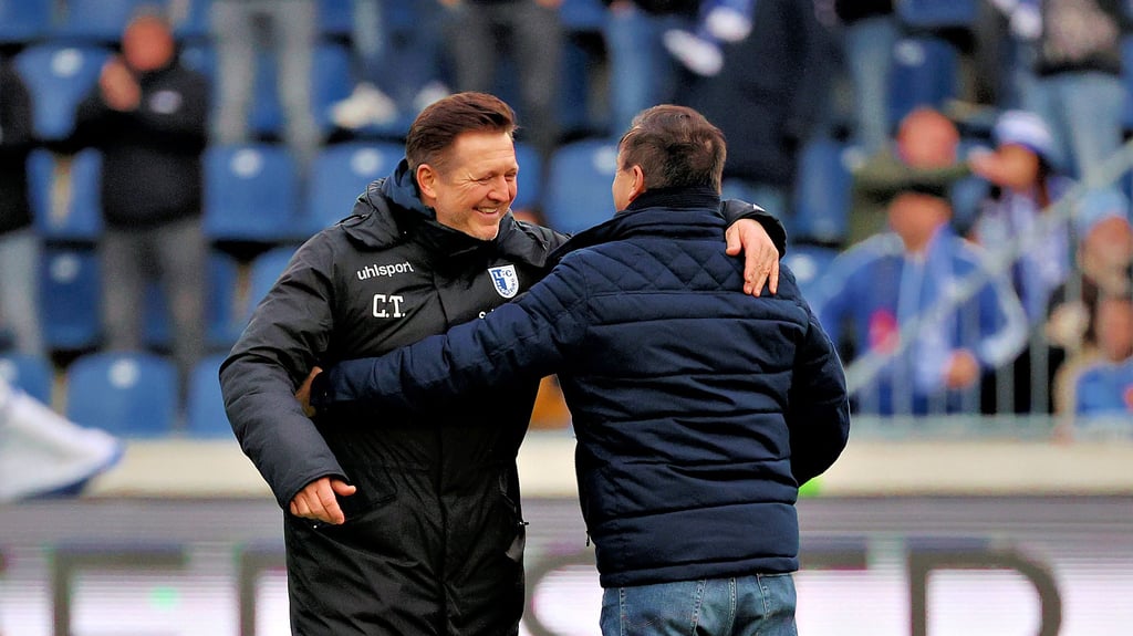 Die sportlichen Macher beim FCM haben in dieser Saison schon 18 Siege bejubelt. Deshalb peilen Trainer Christian Titz (l.) und Sportchef Otmar Schork mit den Blau-Weißen den Aufstieg an.