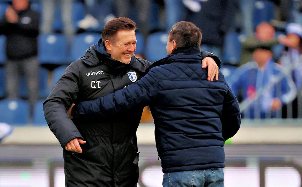 Die sportlichen Macher beim FCM haben in dieser Saison schon 18 Siege bejubelt. Deshalb peilen Trainer Christian Titz (l.) und Sportchef Otmar Schork mit den Blau-Weißen den Aufstieg an.