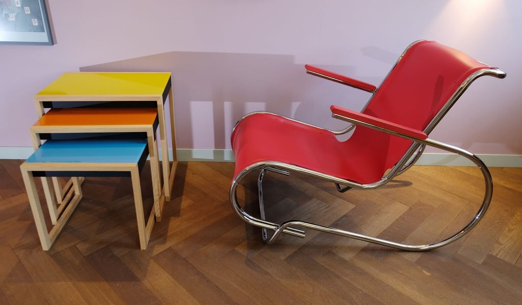 Stühle von Erich Dieckmann und Beistelltische von Josef Albers.