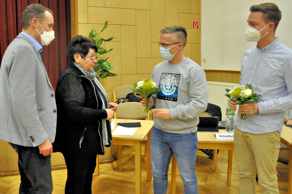Bürgermeister Uwe Epperlein und Stadtratschefin Ethel-Maria Muschalle-Höllbach gratulierten Sascha Meinert (r.) und Frank Schinke zu ihrer Wahl als stellvertretende Bürgermeister im Verhinderungsfall.