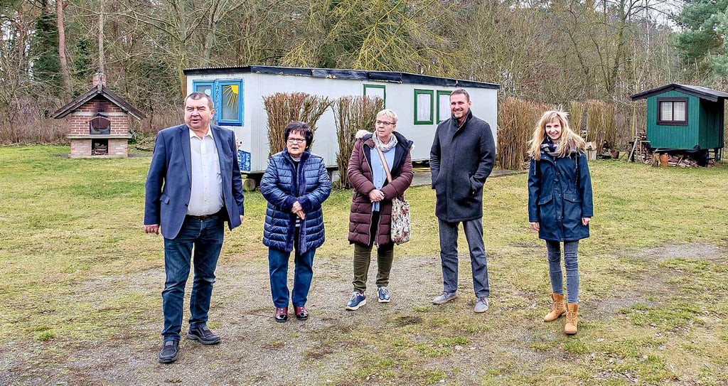 An dieser Stelle neben dem Waldhaus am Bergwitzsee soll das neue Schulgebäude entstehen. Im Bild (v.l.) : Bürgermeister Torsten Seelig, Waldhaus-Chefin Heidrun Weise, Tourismusverbandschefin Elke Witt, Campingplatz-Chef Marek Staginnus und Projektmanagerin Nicole Taust.