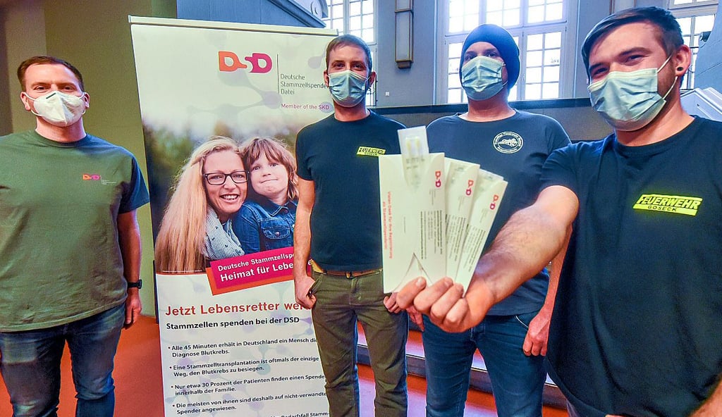 Matthias Schröter von der DSD (v.li.) mit Ronny und Denis Dieter sowie Alex Bähre bei der Typiserung