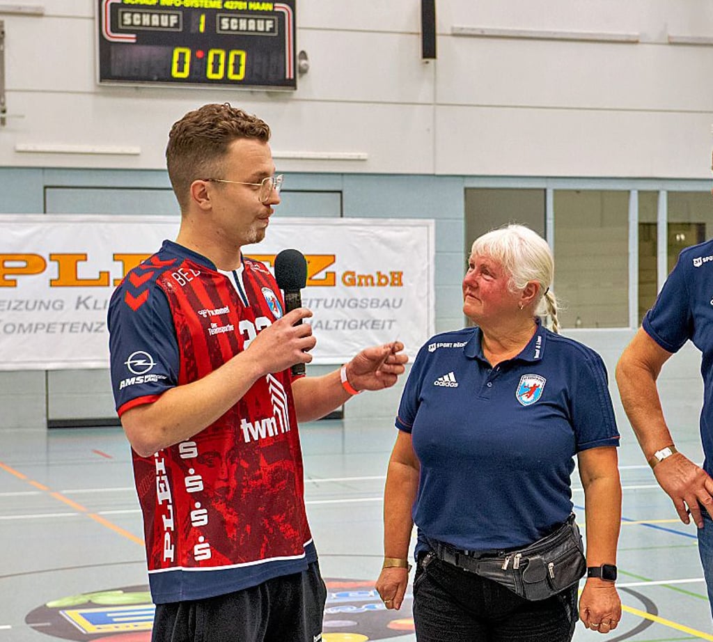 Stephan Meyer, hier mit HCB-Fan Liane Kretzschmar, gibt während seiner langen Verletzungspause bei den Heimspielen der Burgenländer den Einheizer.
