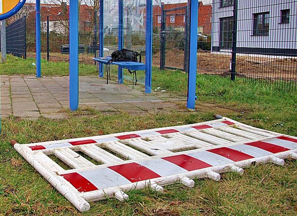 An einer Bushaltestelle in der Stadtseeallee in Stendal liegt eine Baustellenabsperrung.