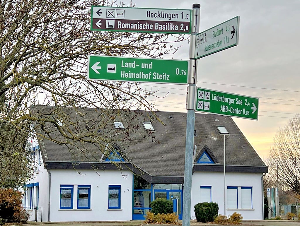 Wegweiser führt in die Irre in Gänsefurth: Der Gasthof Steitz in Hecklingen ist schon lange dicht.