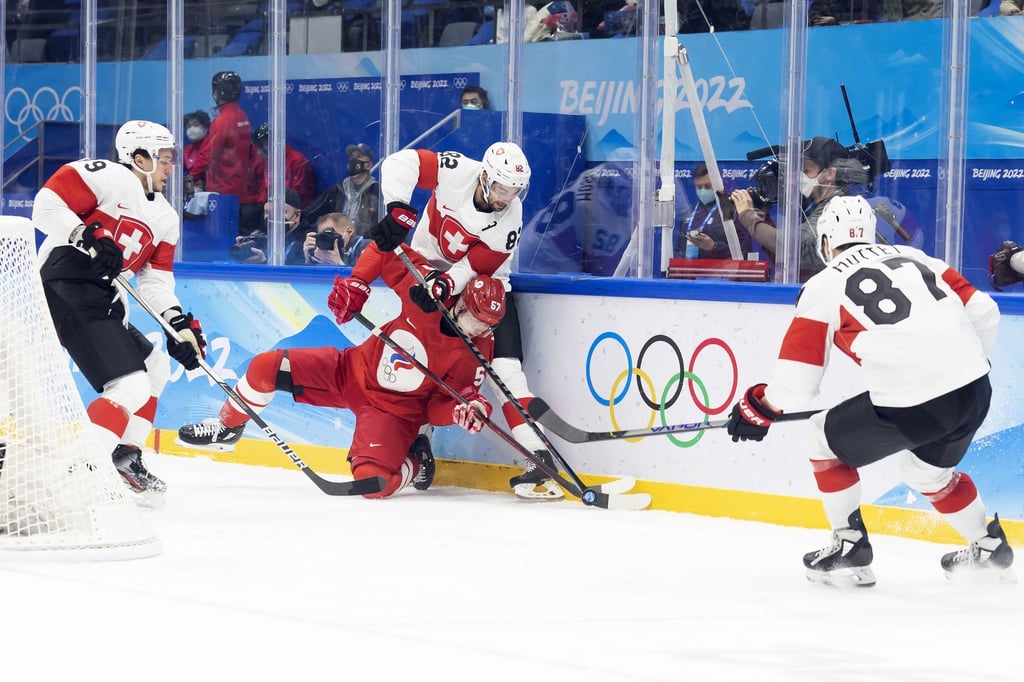 Der Schweizer Stürmer Simon Moser (M) kämpft mit dem russischen Verteidiger Alexander Nikishin (unten) um den Puck.