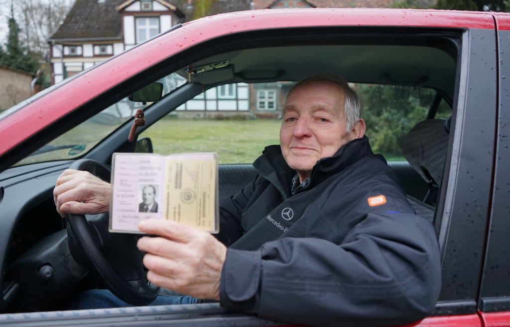 Hans-Joachim Purper aus Salzwedel hat seinen Führerschein seit 1952. Ein Auto mit Holzkarosse war sein erstes.