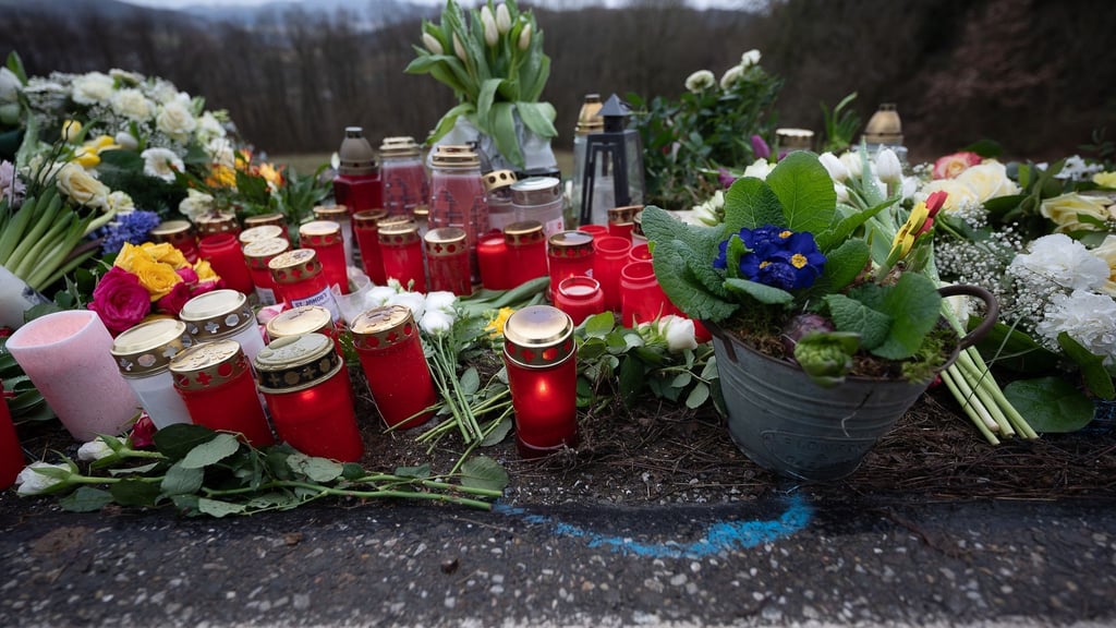 Kerzen und Blumen am Tatort, wo eine junge Polizistin und ihr Kollege bei einer Verkehrskontrolle erschossen wurden.