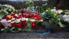 Kerzen und Blumen am Tatort, wo eine junge Polizistin und ihr Kollege bei einer Verkehrskontrolle erschossen wurden.