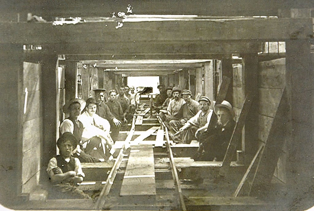 Diese historische Aufnahme zeigt unter anderem die Schienen für die „Grubenbahn“, die das herausgebrochene Material zum Ausgang gebracht hat.