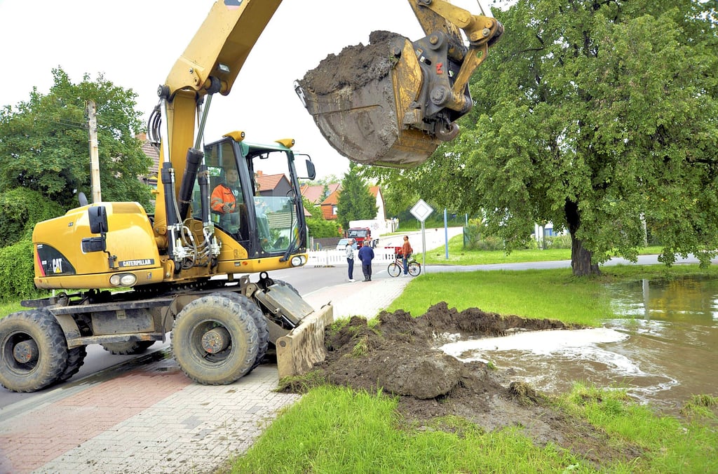 Während des Jahrhunderthochwassers 2013 musste die Straße aufgerissen werden.