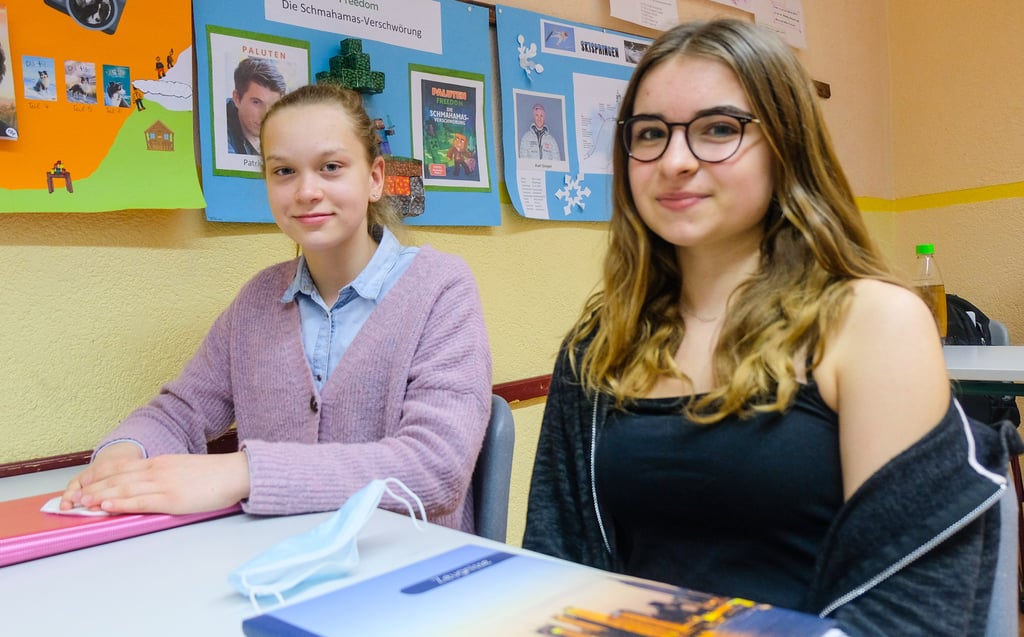 Finja Steinecker (links) und Victoria Gadau aus der 7a der Sekundarschule Elster sind mit ihren Zeugnissen nicht zufrieden.