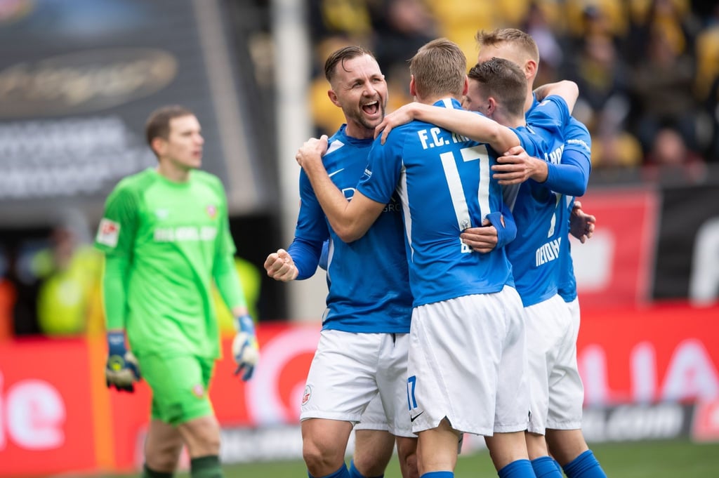 Spieler von Hansa Rostock feiern ein Tor gegen Dynamo Dresden.