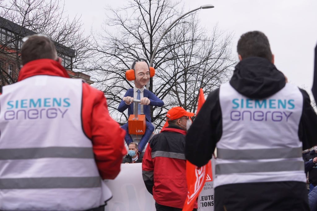 Rund 150 Siemens-Beschäftigte protestieren vor einer lebensgroßen Plastik des Vorstandsvorsitzenden Roland Busch gegen die Abspaltung des Bereichs "Elektrische Großantriebe".