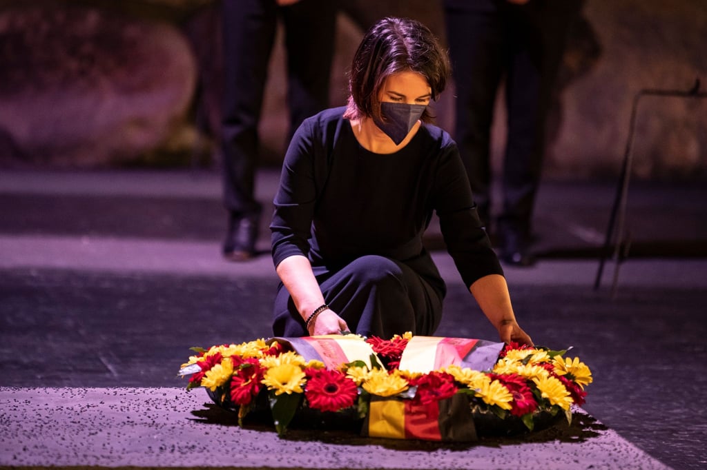 Annalena Baerbock legt in der Halle der Erinnerung der Holocaust-Gedenkstätte Yad Vashem in Jerusalem einen Kranz nieder.