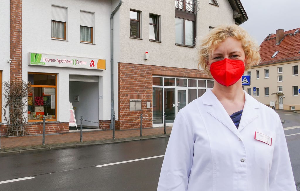 Peggy Brunn, Inhaberin der Löwen-Apotheke in Prettin, hat in einer Weiterbildung gelernt, wie man impft.