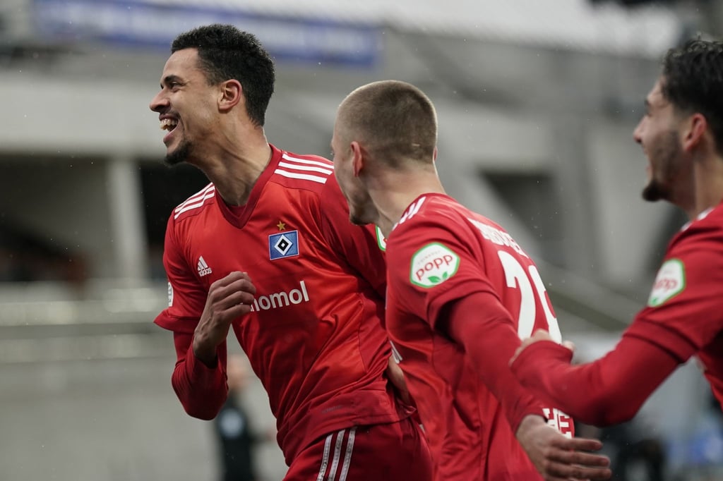 Hamburgs Robert Glatzel (l) jubelt mit Mitspielern nach dem 2:0