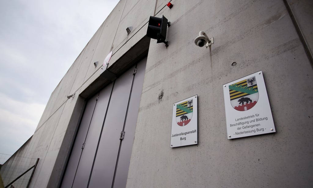 Der Haupteingang der Justizvollzugsanstalt (JVA) Burg. Hier verbüßte der Rechtsextremist Stephan B.einen Teil seiner Strafe, bis er nach einer versuchten Geiselnahme nach Bayern verlegt wurde.