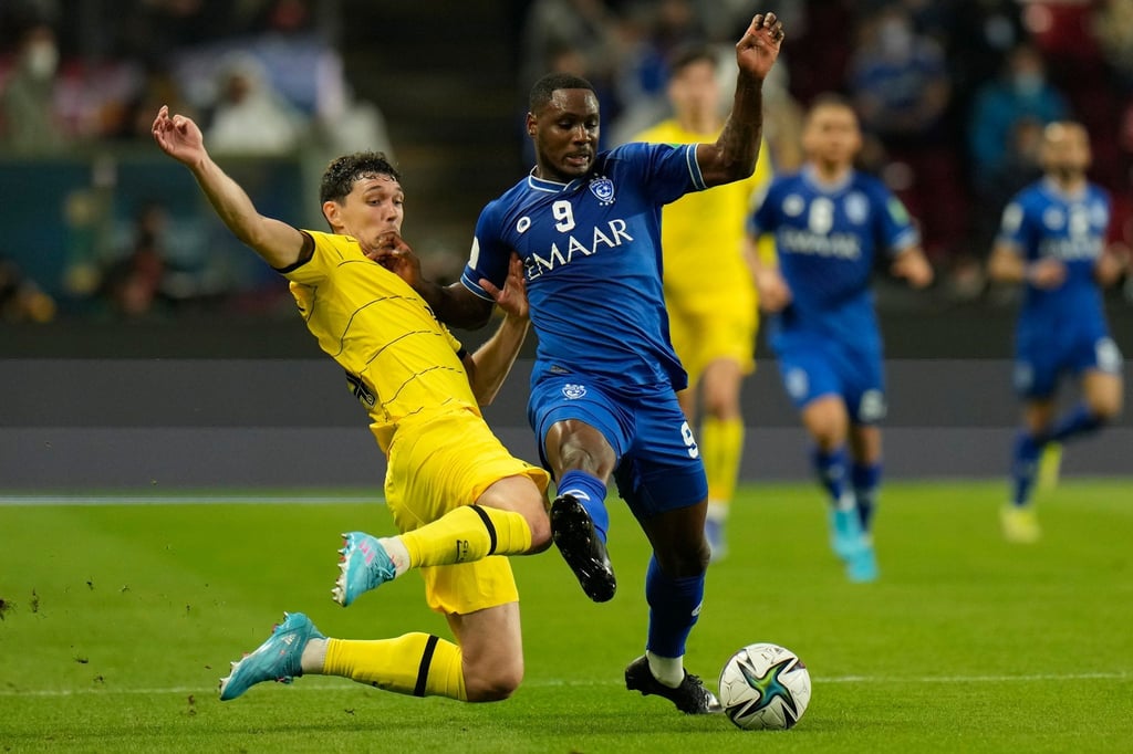 Chelseas Andreas Chistensen (l) kämpft mit Odion Ighalo von Al Hilal um den Ball.