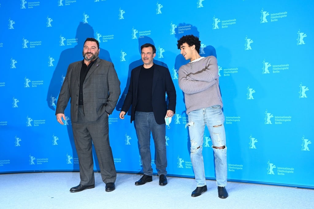 Stellen in Berlin ihren Film „Peter von kant“ vor: der Schauspieler Denis Menochet (l-r), der Regisseur François Ozon und der Schauspieler Khalil Gharbia.