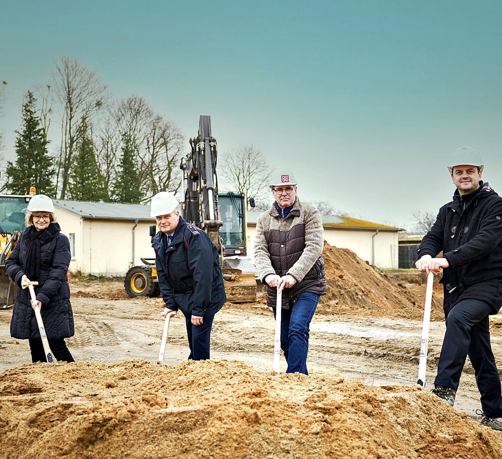 Sabrina Nussbeck, Lutz Kuhnhold, Andreas Scheffler und Dino Höll an den Spaten in der Dessauer Walderseestraße beim feierlichen Akt.