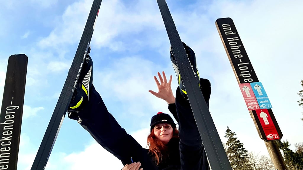 Aller Anfang ist schwer: Volksstimme-Reportern Ivonne Sielaff wagt sich mit Langlaufkiern nach Drei Annen Hohne – ihr allererster Versuch. 
