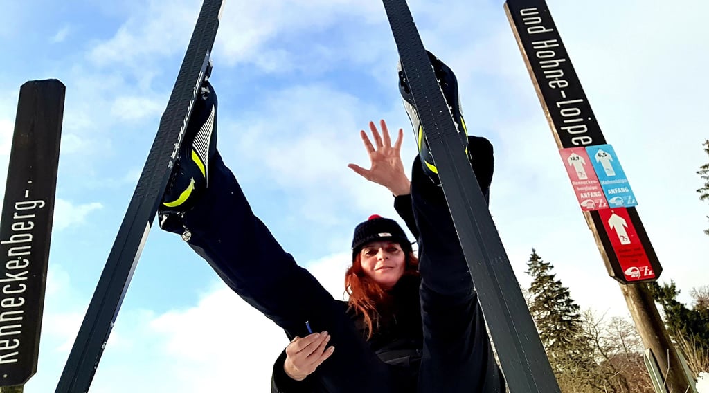 Aller Anfang ist schwer: Volksstimme-Reportern Ivonne Sielaff wagt sich mit Langlaufkiern nach Drei Annen Hohne – ihr allererster Versuch. 