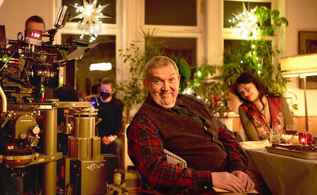 Dietmar Bär als Axel Parschke und Nhung Hong als Linh Nguyen (rechts) in der Nacht zum Freitag (11. Februar) in Blankenburg bei Dreharbeiten für den ZDF-Fernsehfilm unter dem Arbeitstitel „Das Weihnachtstaxi“.