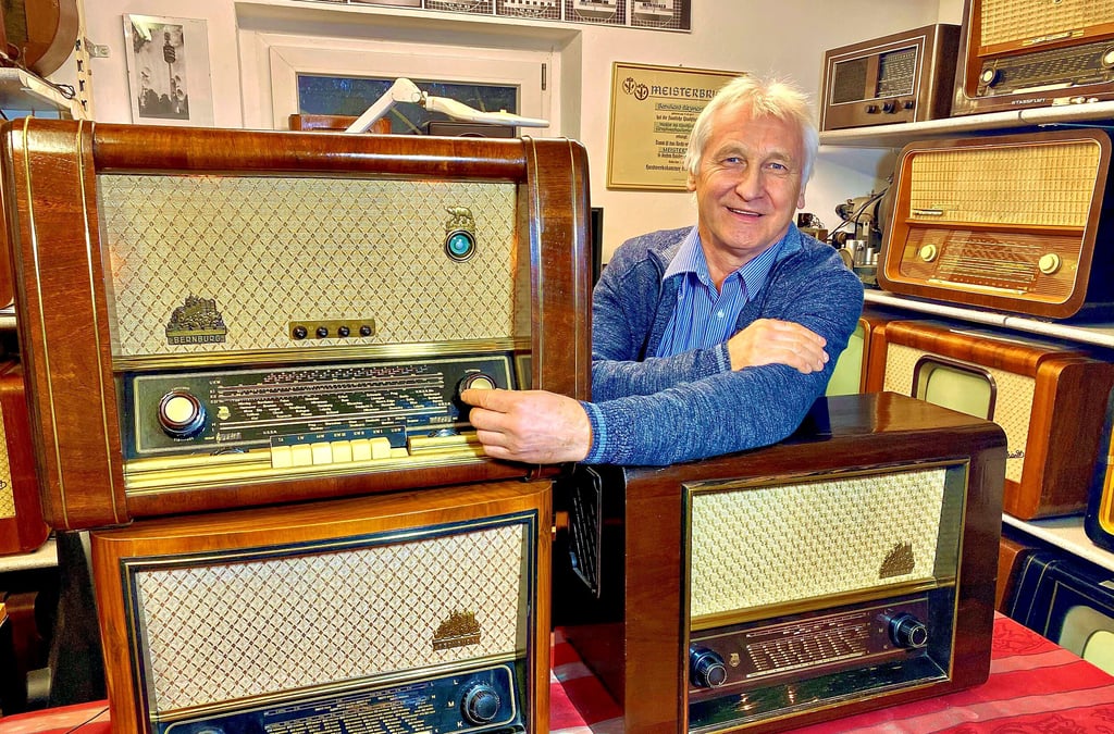 Bernhard Kitzmann aus Wohlsdorf ist im Besitz eines äußerst seltenen Radios vom Typ: "Bernburg" mit UKW (oben) mit magischem Auge. Er besitzt aber auch das „Bernburg I“ (rechts unten) „und Bernburg II“ (links unten).